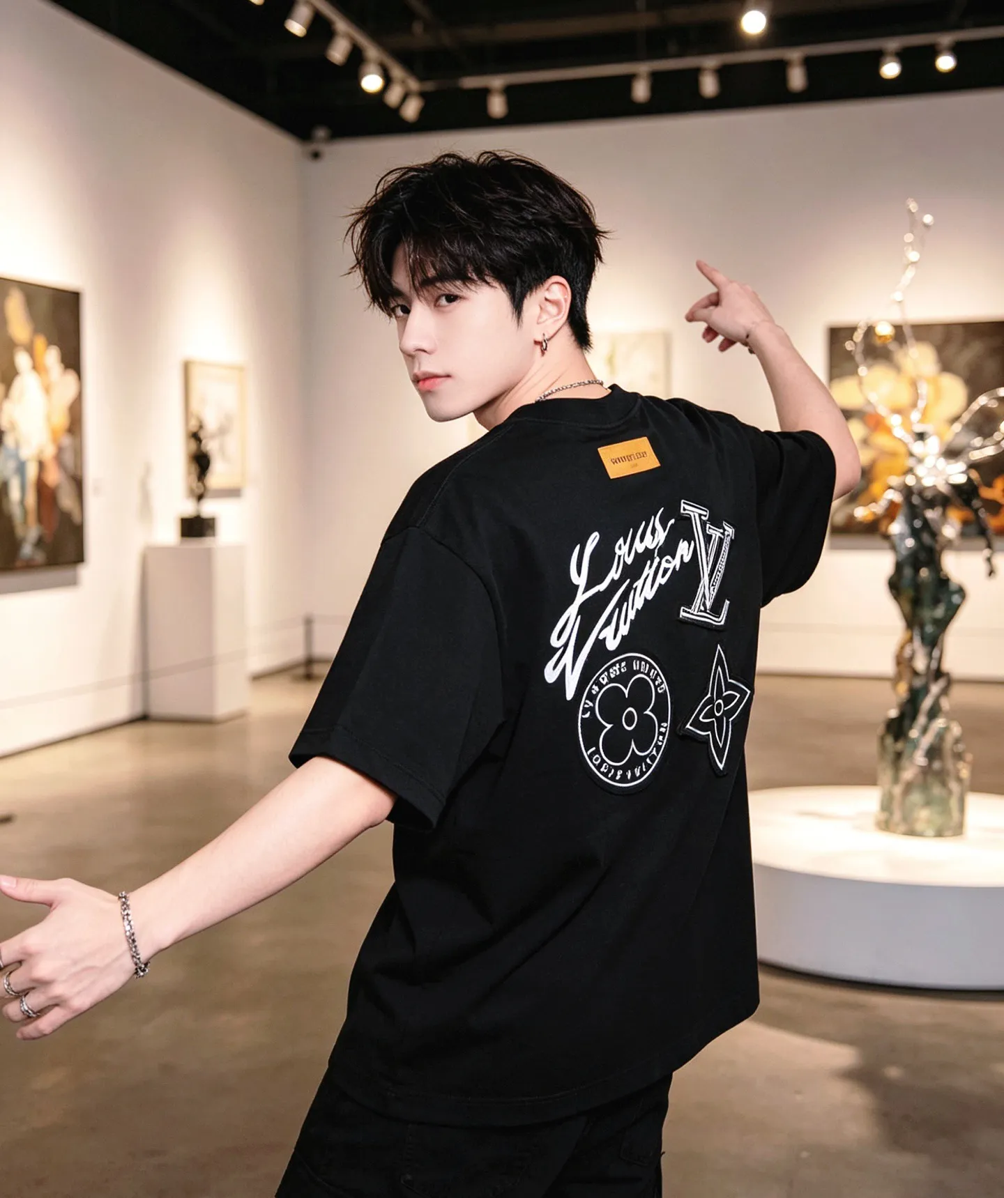 Louis Vuitton/Louis Vuitton three-flower large patch embroidered round neck short sleeves on the back